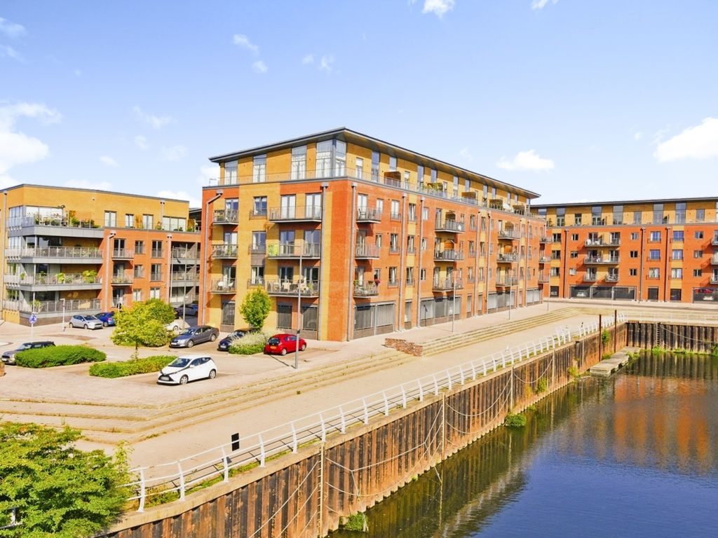 2 bed flat for sale in Basin Road, Worcester WR5, £220,000
