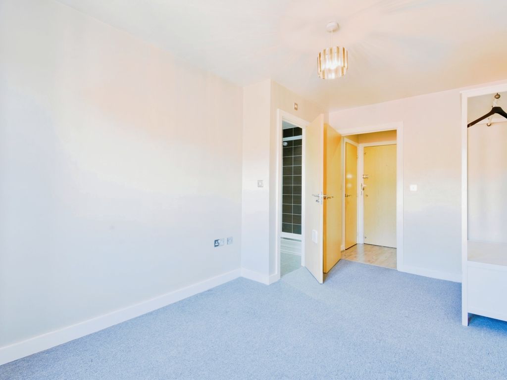 2 bed flat for sale in Basin Road, Worcester WR5, £220,000