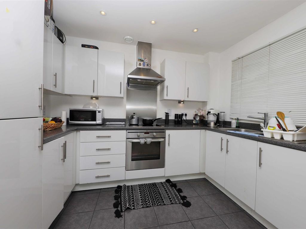2 bed flat for sale in Wraysbury Drive, West Drayton UB7, £275,000