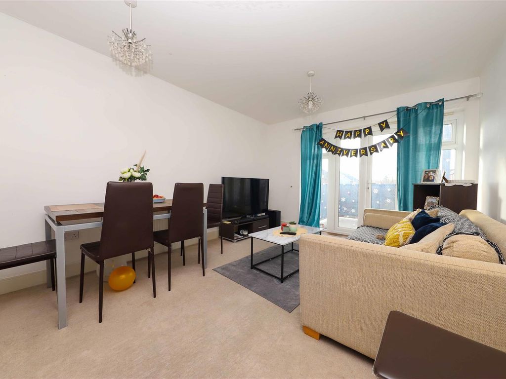 2 bed flat for sale in Wraysbury Drive, West Drayton UB7, £275,000