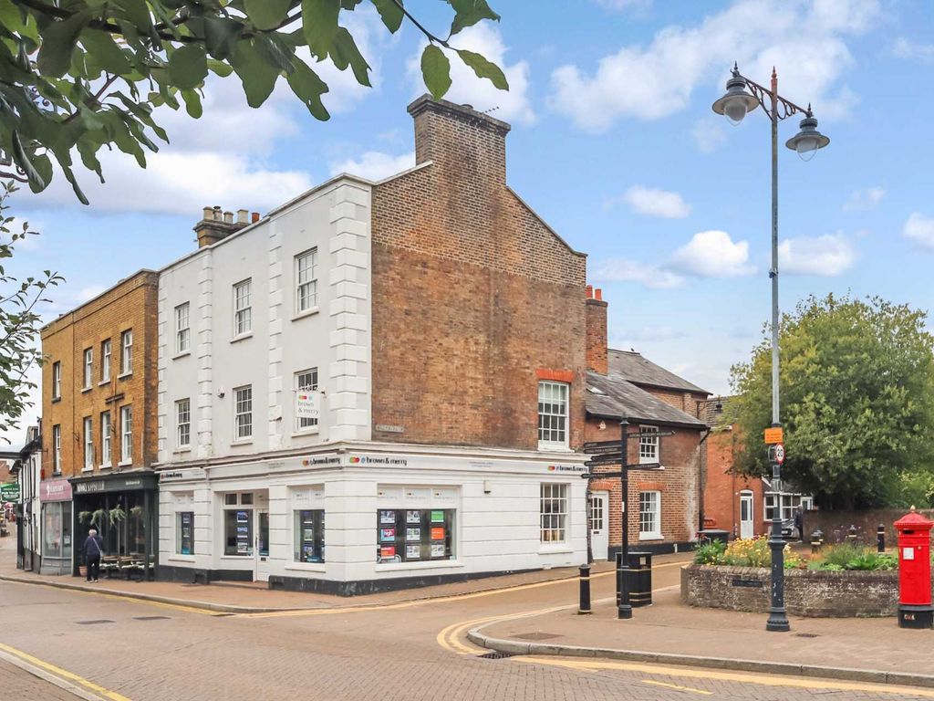 2 bed flat for sale in High Street, Tring HP23, £309,000