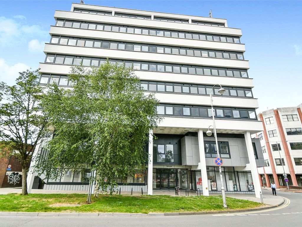 1 bed flat for sale in Fleming Way, Swindon SN1, £122,500