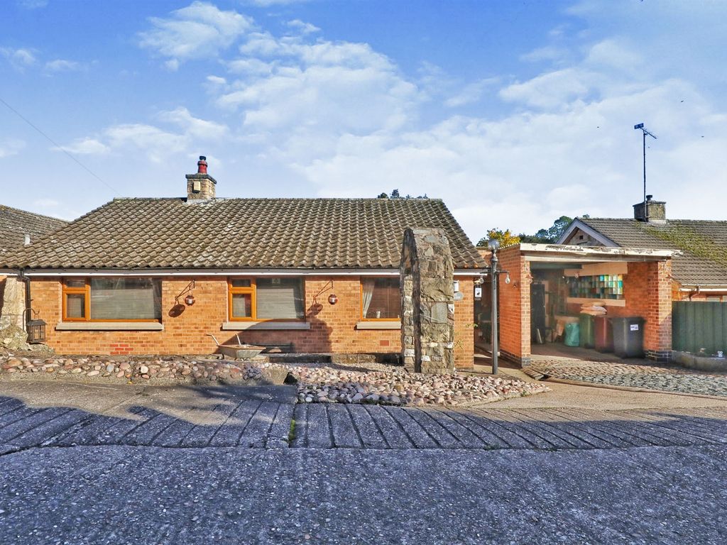 3 bed detached bungalow for sale in Hillside, Whitwell, Worksop S80, £300,000
