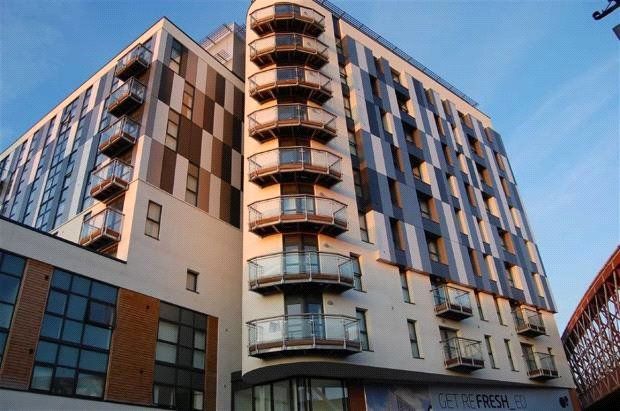 2 bed flat for sale in Chapel Street, Salford M3, £170,000