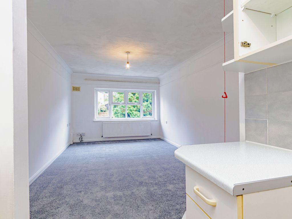 1 bed flat for sale in Knowle Lodge, Croydon Road, Caterham CR3, £90,000