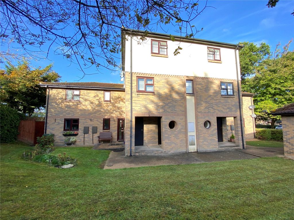 1 bed flat for sale in Courtney Park Road, Langdon Hills, Basildon, Essex SS16, £215,000