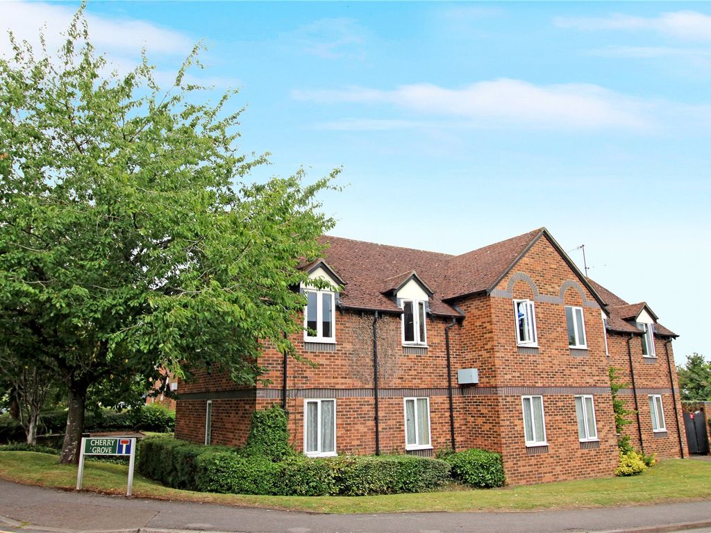 2 bed flat for sale in Cherry Grove, Hungerford, Berkshire RG17, £150,000