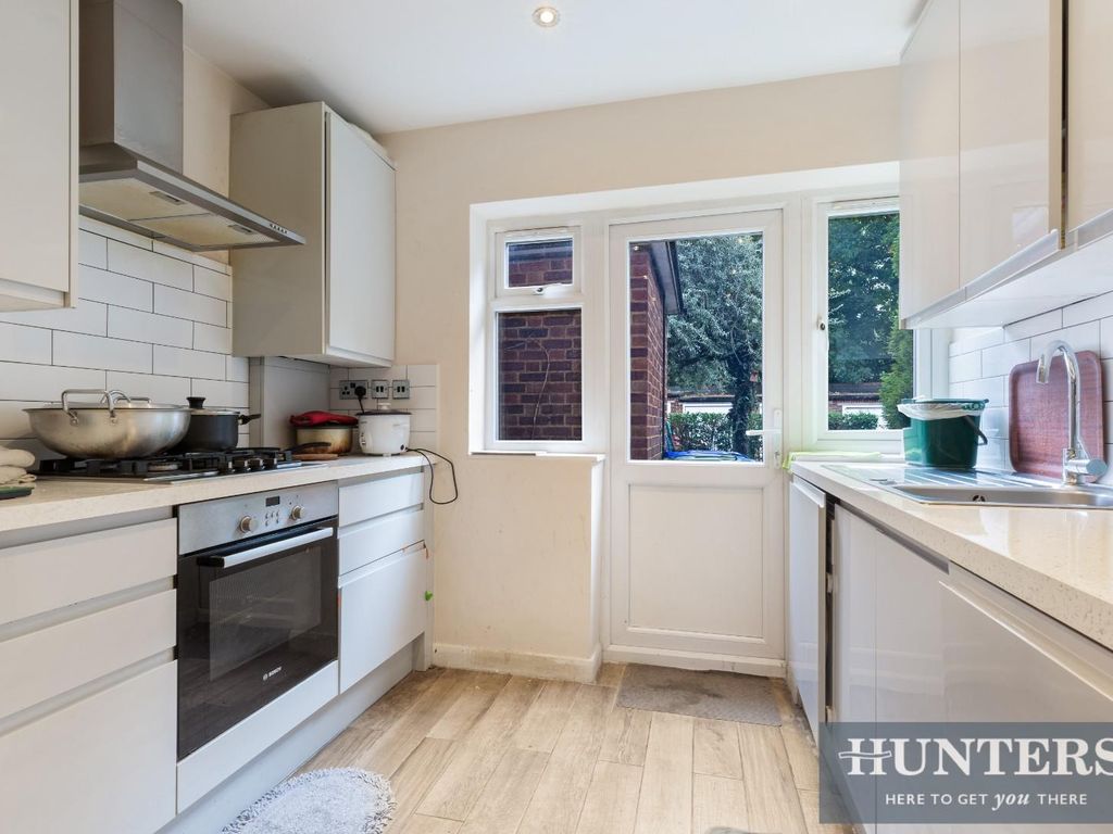 2 bed maisonette for sale in Station Approach, Hinchley Wood, Esher KT10, £295,000
