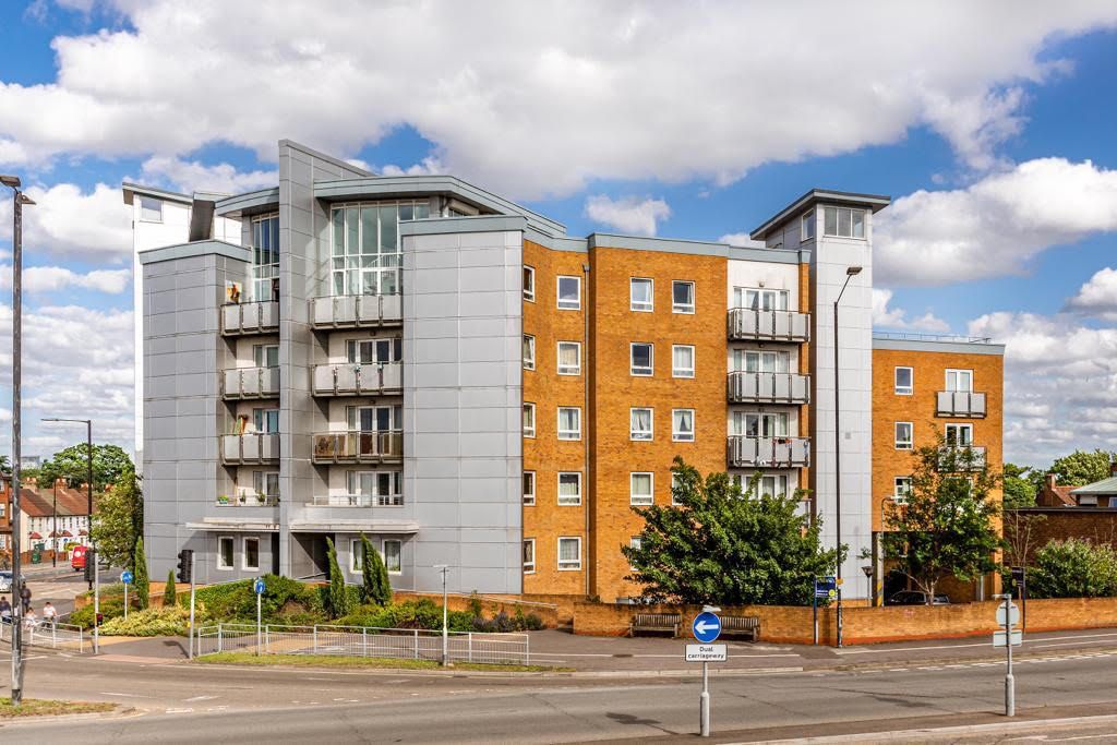 1 bed flat for sale in Tuns Lane, Slough SL1, £180,000