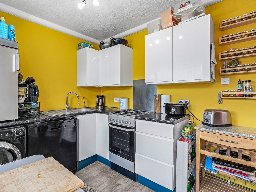 2 bed maisonette for sale in River Mead, Hitchin SG5, £230,000