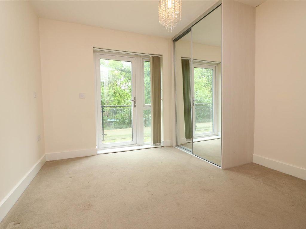 2 bed flat for sale in Blackwell House, The Embankment, Nash Mills Wharf HP3, £265,000