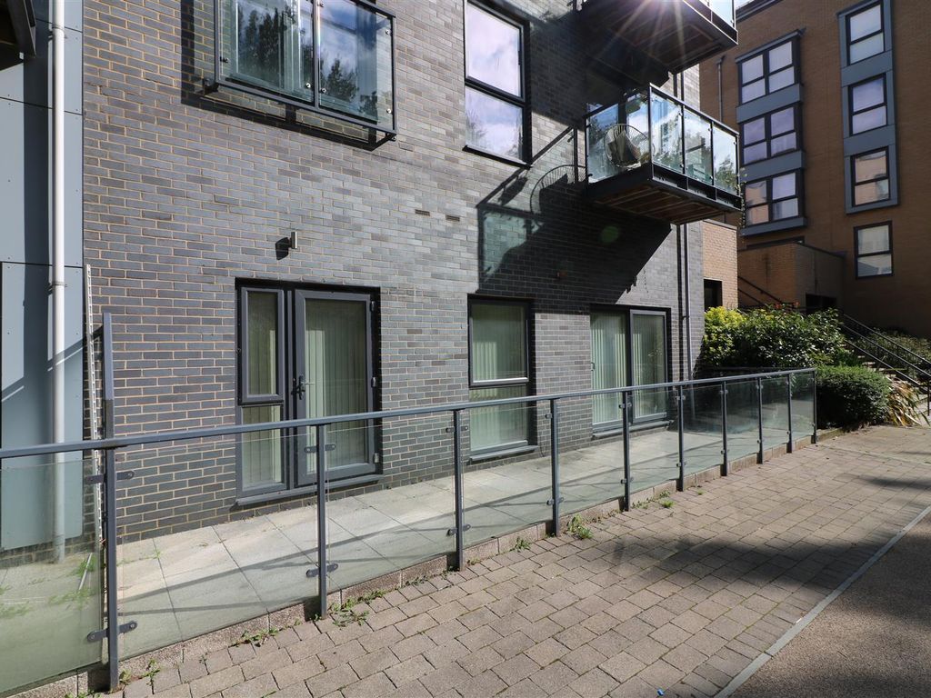 2 bed flat for sale in Blackwell House, The Embankment, Nash Mills Wharf HP3, £265,000