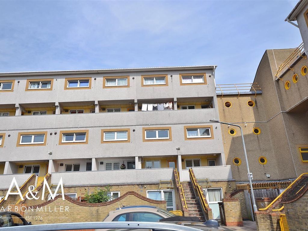 2 bed maisonette for sale in Limes Avenue, Chigwell IG7, £235,000