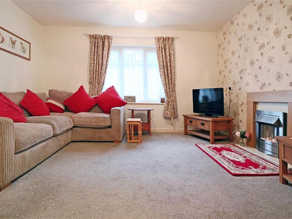 1 bed flat for sale in Farley Court, Church Road East, Farnborough GU14, £85,000
