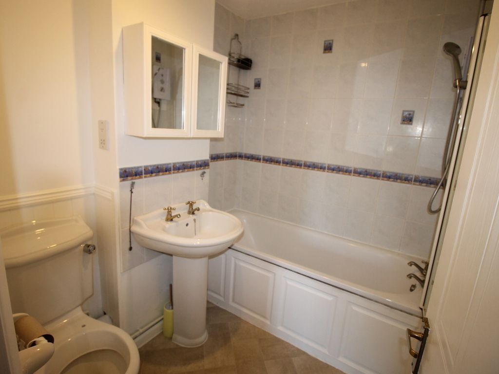 2 bed flat for sale in Alexandra Park, Queen Alexandra Road, High Wycombe HP11, £239,950