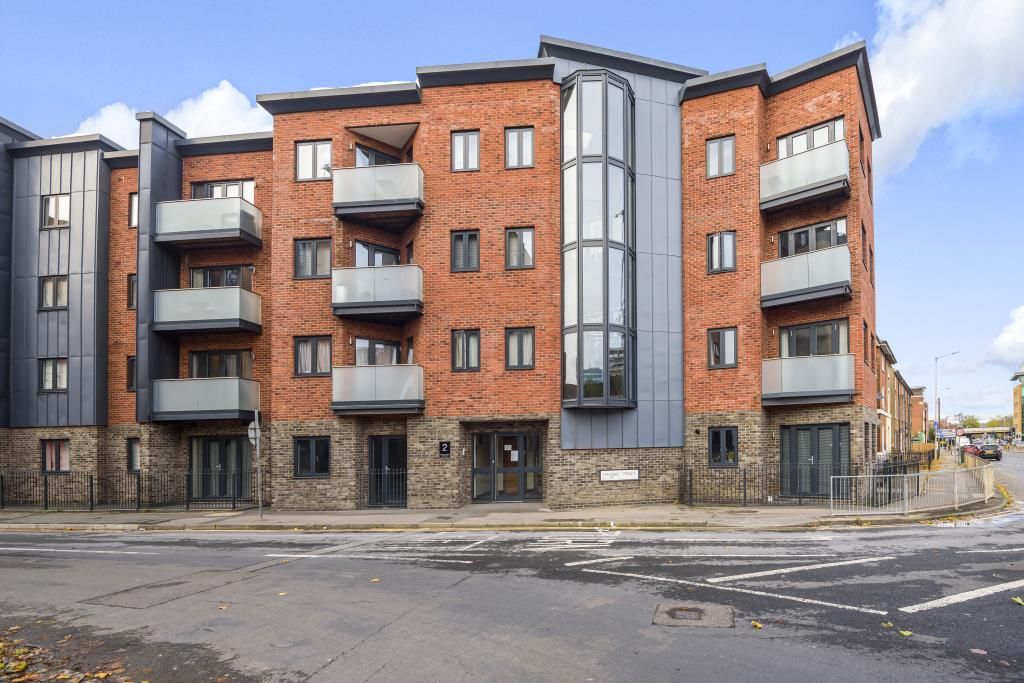 1 bed flat for sale in Reading, Berkshire RG1, £200,000