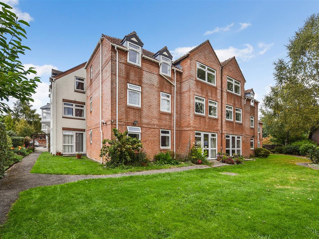 2 bed flat for sale in Mulberry Mead, Whitchurch RG28, £180,000