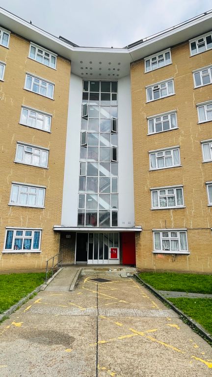 3 bed flat for sale in Ilford Lane, Ilford IG1, £322,000