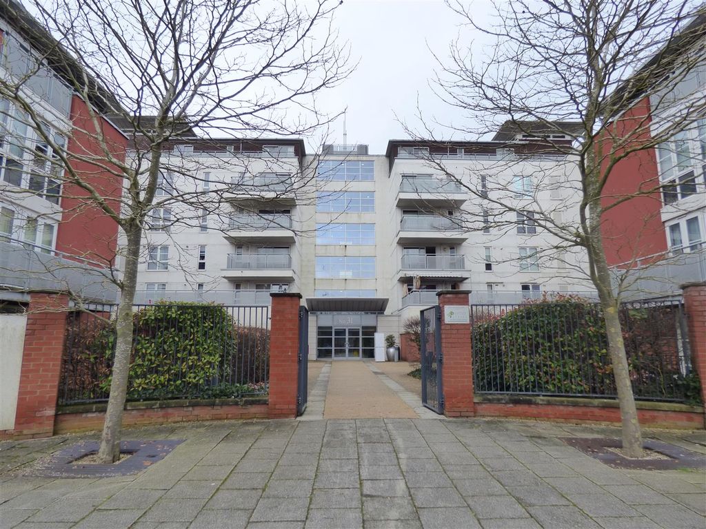 2 bed flat for sale in Watkin Road, Leicester LE2, £159,950