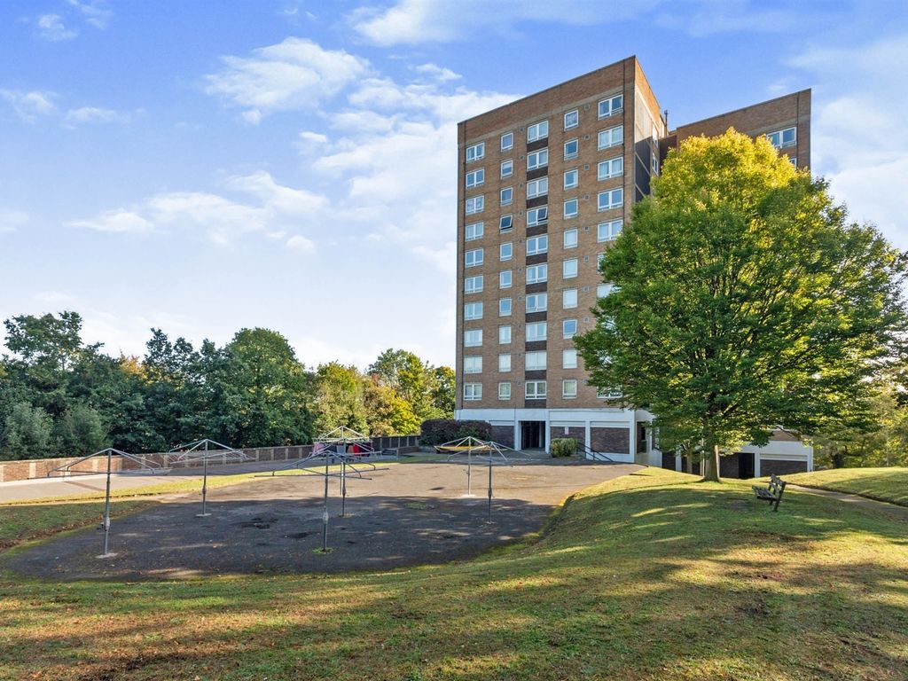 2 bed flat for sale in Dome Way, Redhill RH1, £225,000