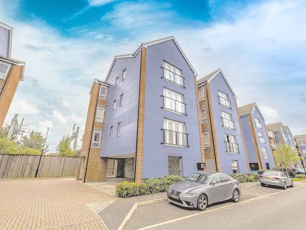 2 bed flat for sale in Chadwick Road, Langley SL3, £250,000