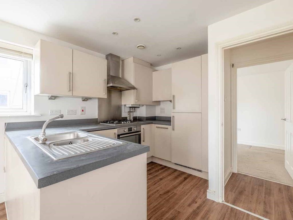 2 bed flat for sale in Chadwick Road, Langley SL3, £250,000