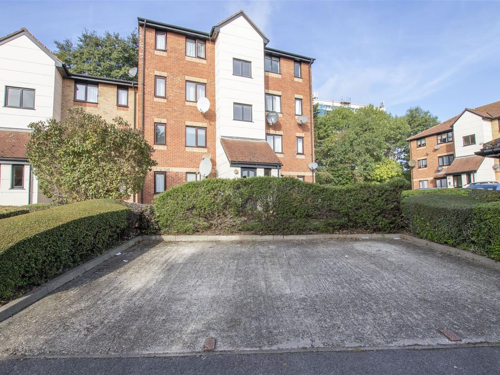 1 bed flat for sale in Magpie Close, Enfield EN1, £175,000