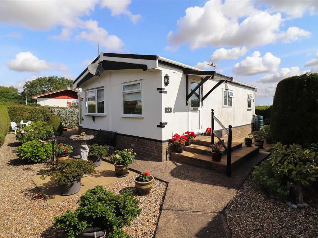 2 bed mobile/park home for sale in Wallow Lane, Great Bricett, Ipswich IP7, £110,000