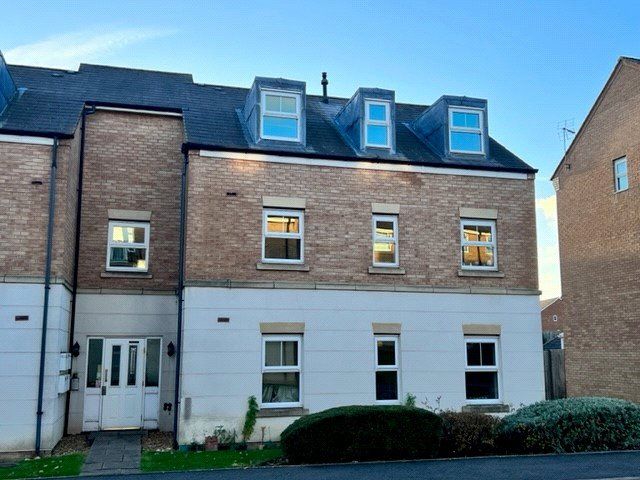 2 bed flat for sale in Stourhead Road, Rugby CV22, £125,000