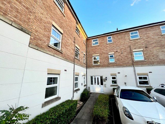 2 bed flat for sale in Stourhead Road, Rugby CV22, £125,000