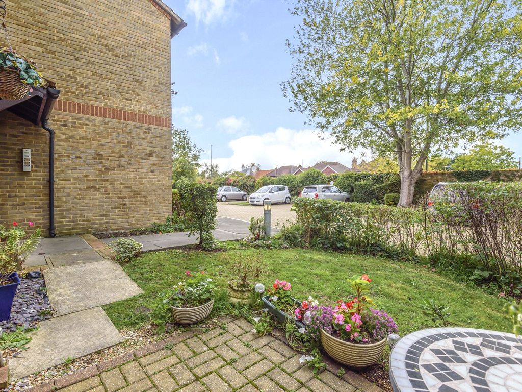 1 bed flat for sale in Talbot Lodge, Esher KT10, £190,000