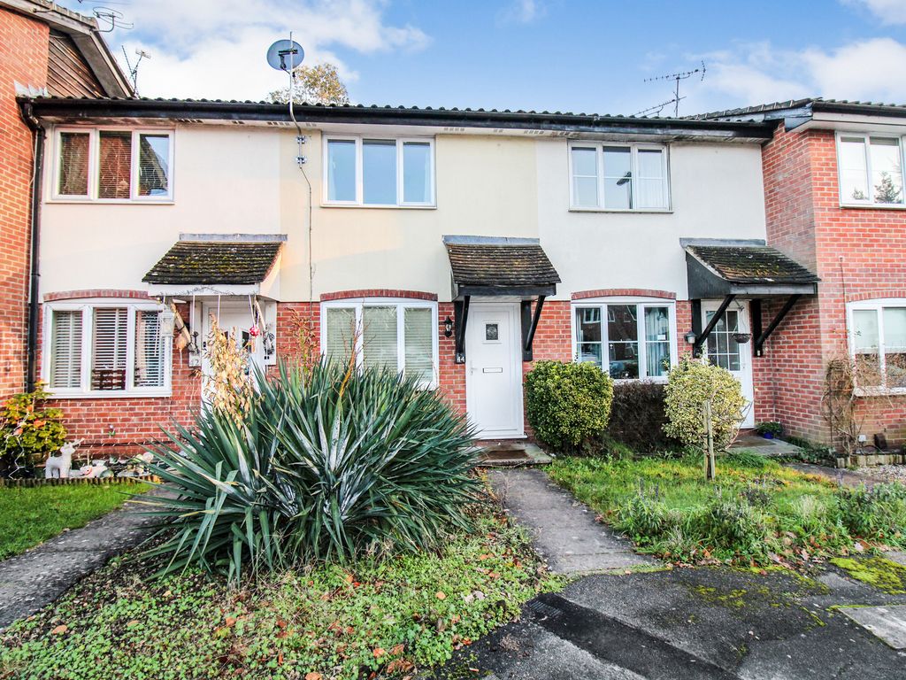 2 bed terraced house for sale in Nightingale Close, Farnborough GU14, £290,000