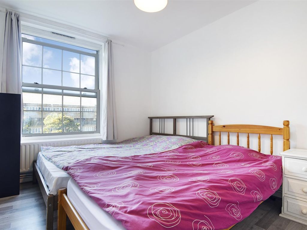 1 bed flat for sale in Hollybush House, Hollybush Gardens, London E2, £315,000