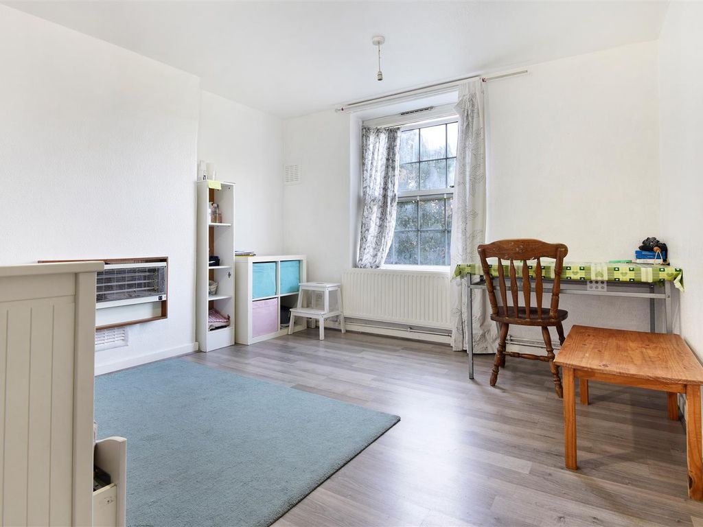 1 bed flat for sale in Hollybush House, Hollybush Gardens, London E2, £315,000