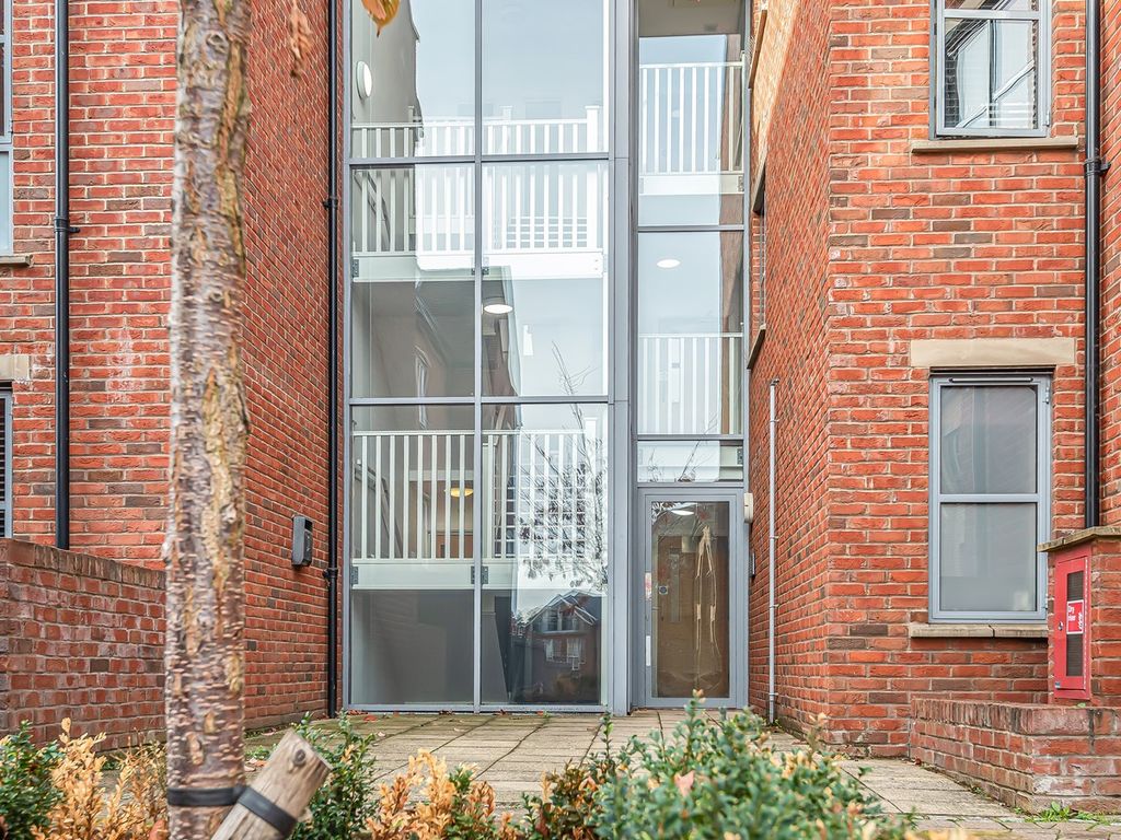 2 bed flat for sale in Coopers Yard, Hitchin SG5, £275,000