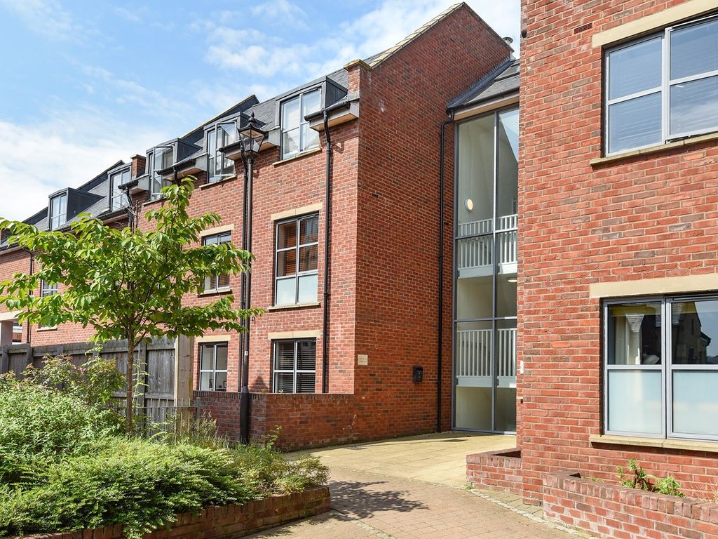2 bed flat for sale in Coopers Yard, Hitchin SG5, £275,000