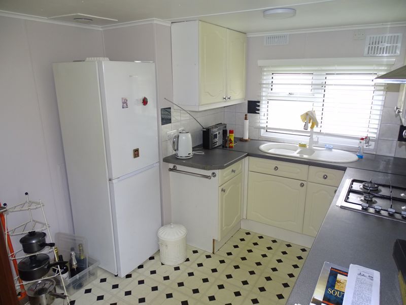 2 bed mobile/park home for sale in Arkley Park, Barnet Road, Arkley, Barnet EN5, £195,000