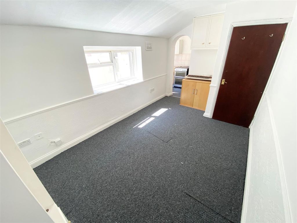 1 bed flat for sale in Old Bedford Road, Luton LU2, £100,000