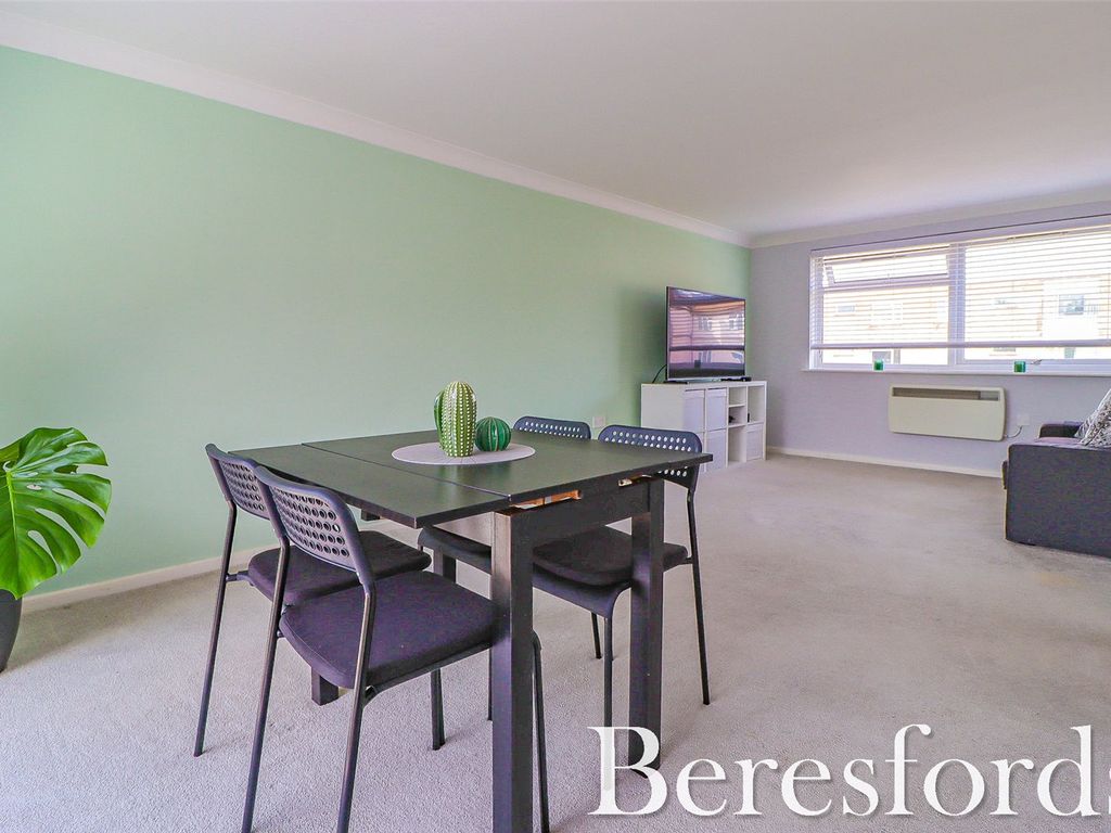 2 bed flat for sale in Tyrells Close, Upminster RM14, £290,000