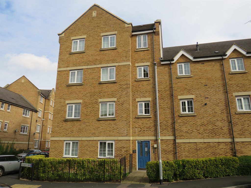 2 bed flat for sale in Russett Way, Dunstable LU5, £155,000