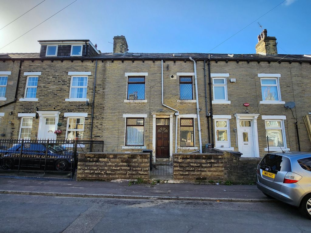 3 bed terraced house for sale in Belmont Place, Halifax HX1, £70,000