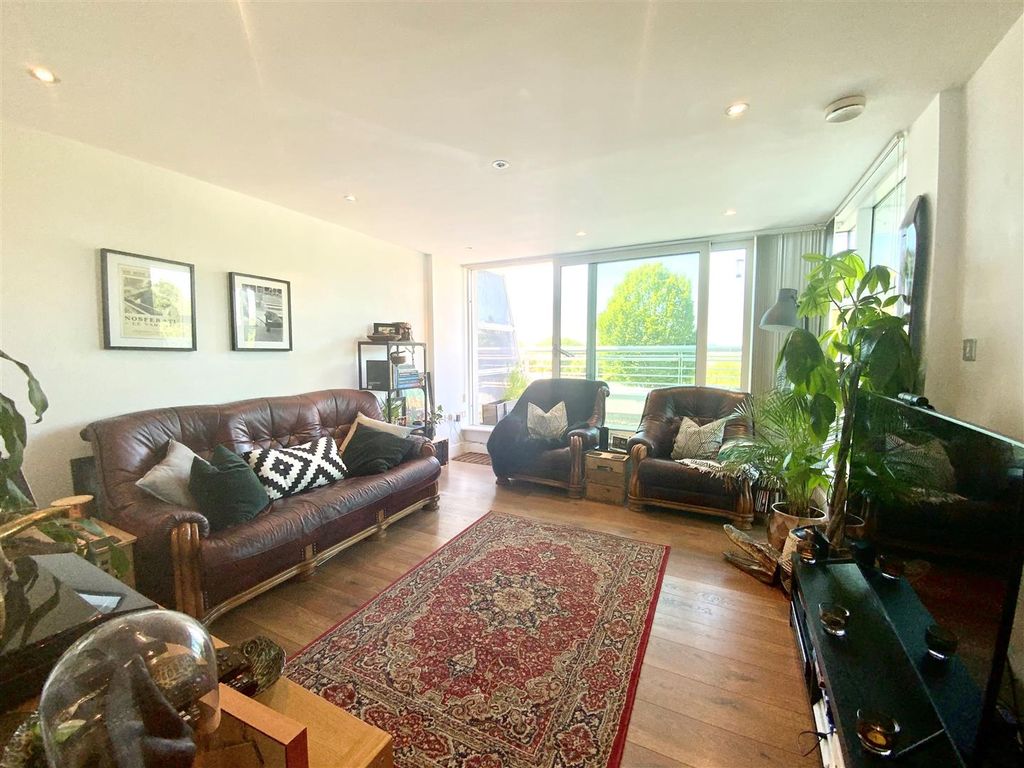 2 bed flat for sale in Havannah Street, Cardiff CF10, £259,000