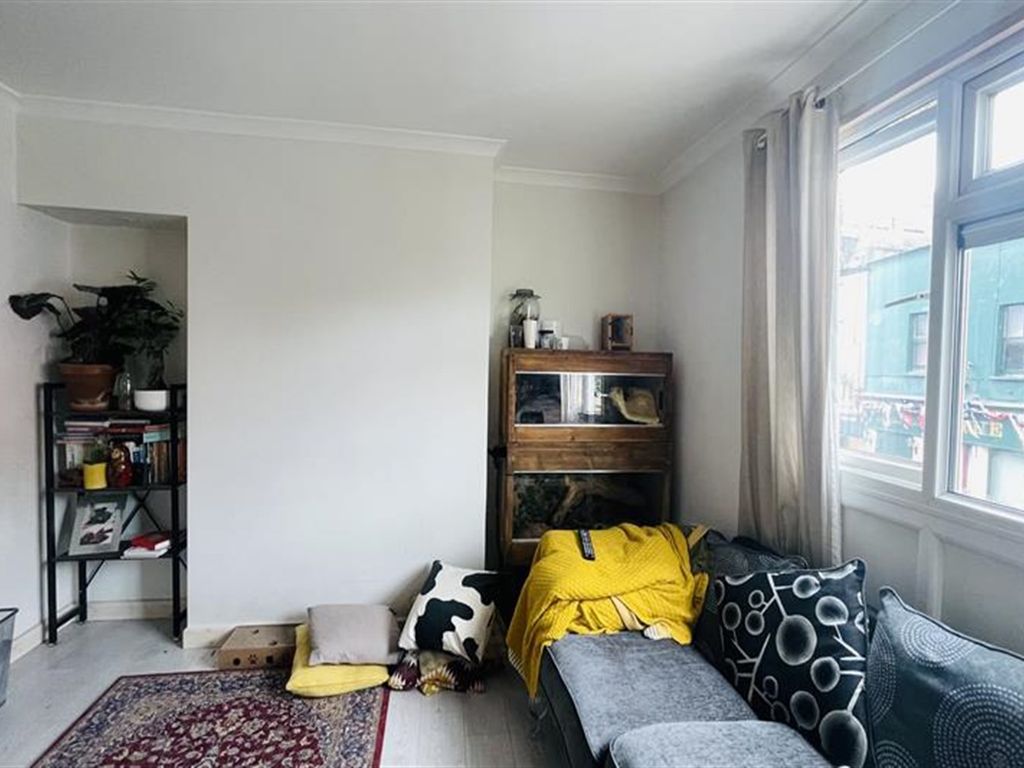 2 bed flat for sale in Linford Road, London E17, £290,000