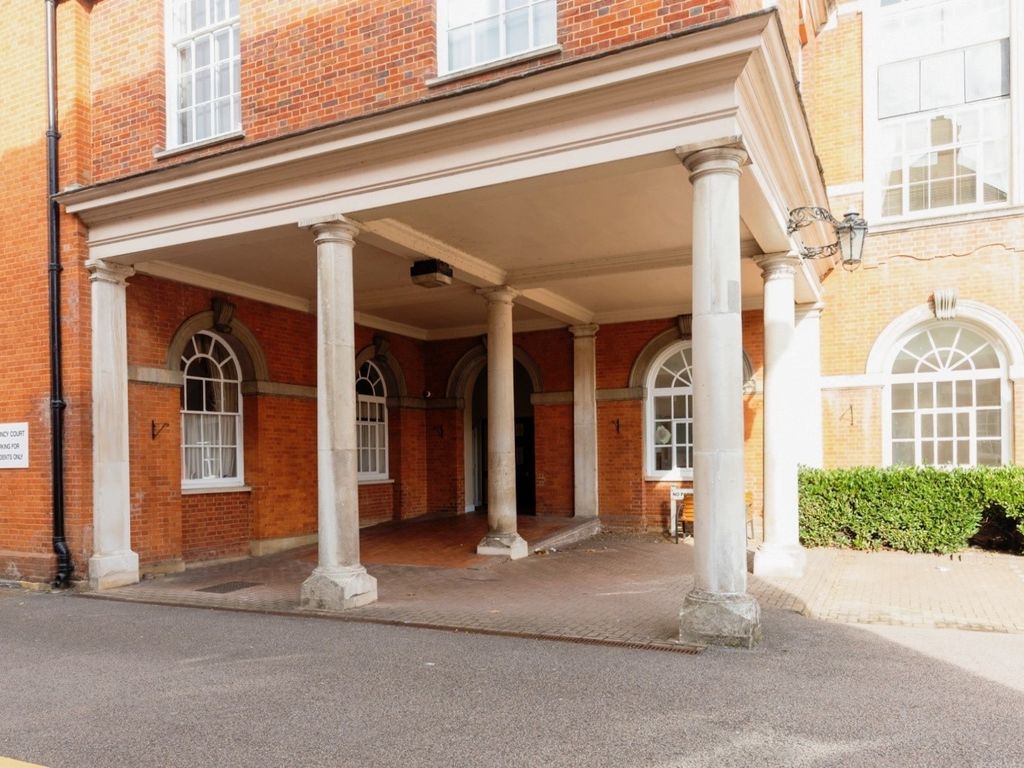 1 bed flat for sale in Chauncy Court, Hertford SG14, £140,000