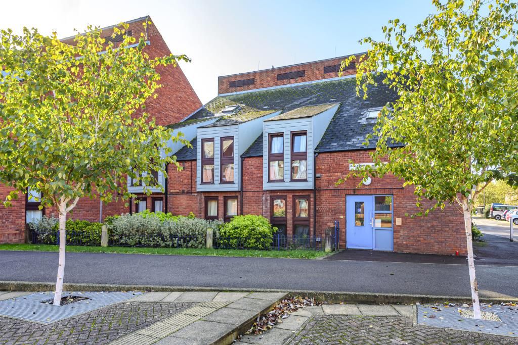 2 bed flat for sale in Roald Dahl House, Wycliffe End HP19, £160,000