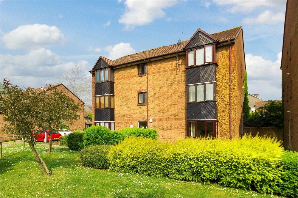 2 bed flat for sale in Hawthorne Crescent, West Drayton UB7, £240,000