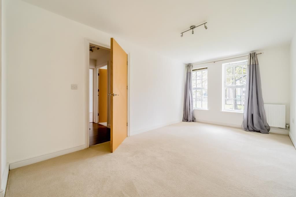 2 bed flat for sale in Aylesbury, Buckinghamshire HP20, £220,000