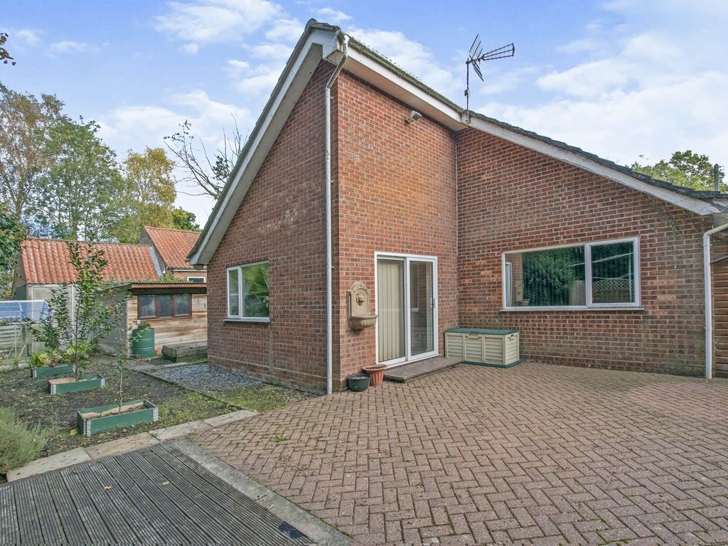3 bed detached bungalow for sale in Lower Street, Southrepps, Norwich NR11, £325,000