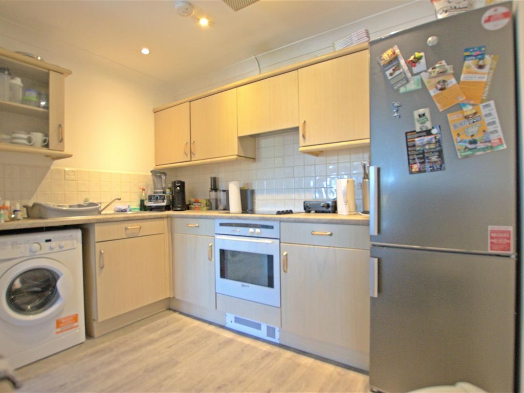 1 bed flat for sale in Station Road, Elstree, Borehamwood WD6, £250,000
