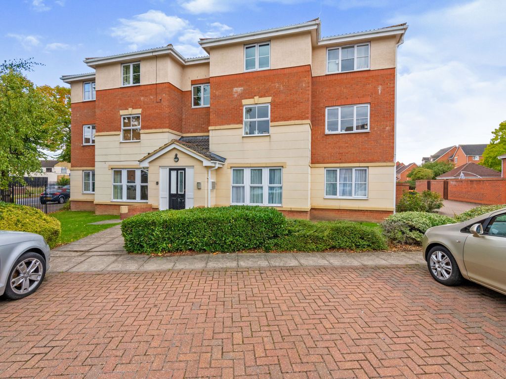 2 bed flat for sale in Gillespie Close, Bedford, Bedfordshire MK42, £160,000